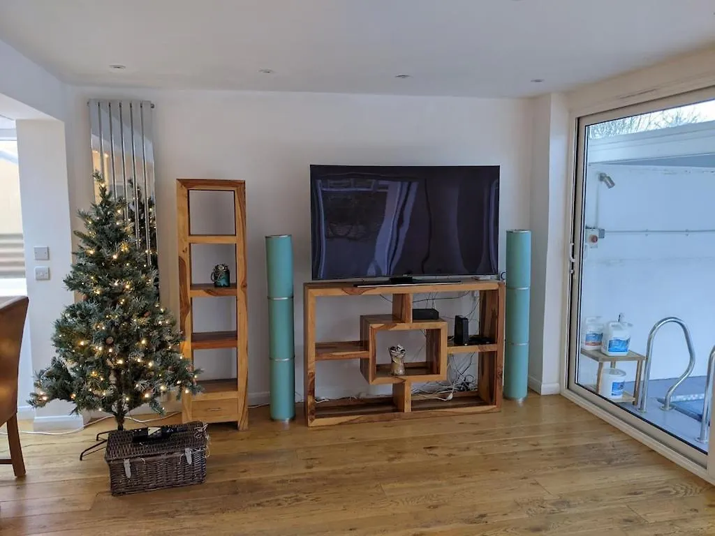 River House With Heated Pool June To Sep & Garden Twickenham