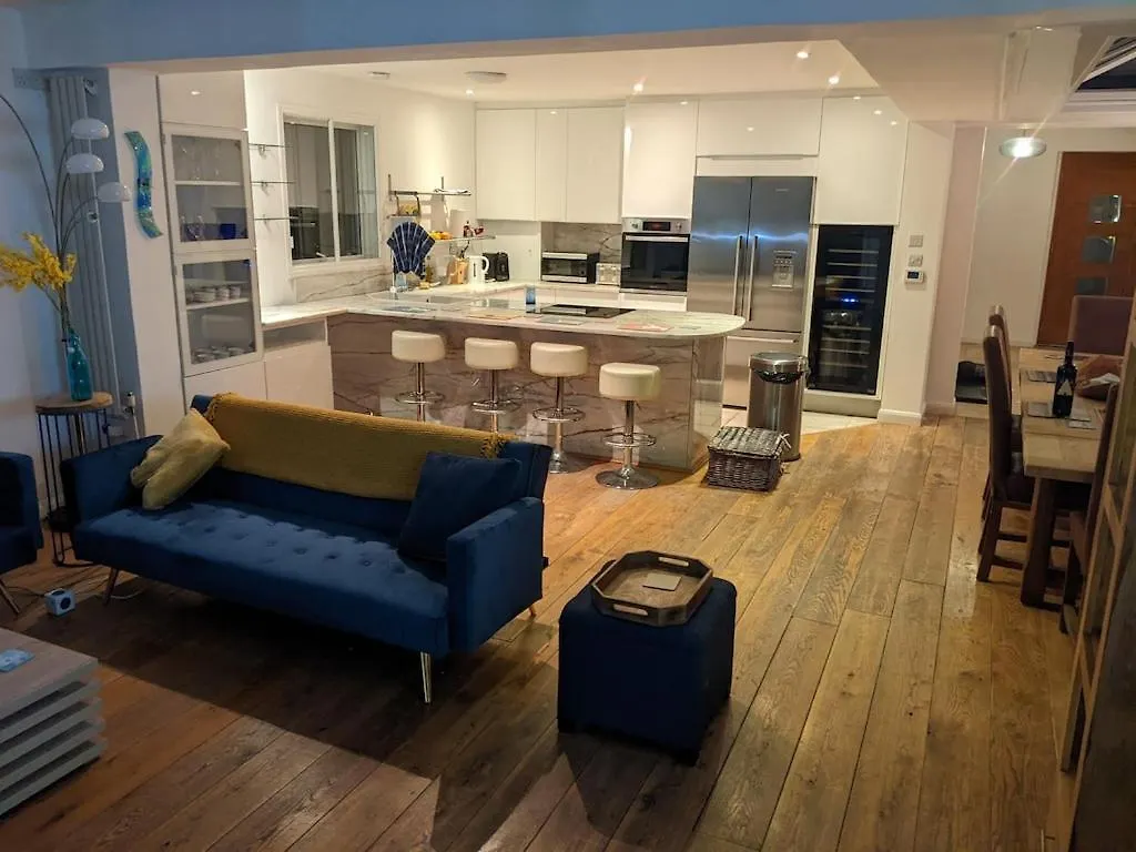 River House With Heated Pool June To Sep & Garden Twickenham 0*,  United Kingdom